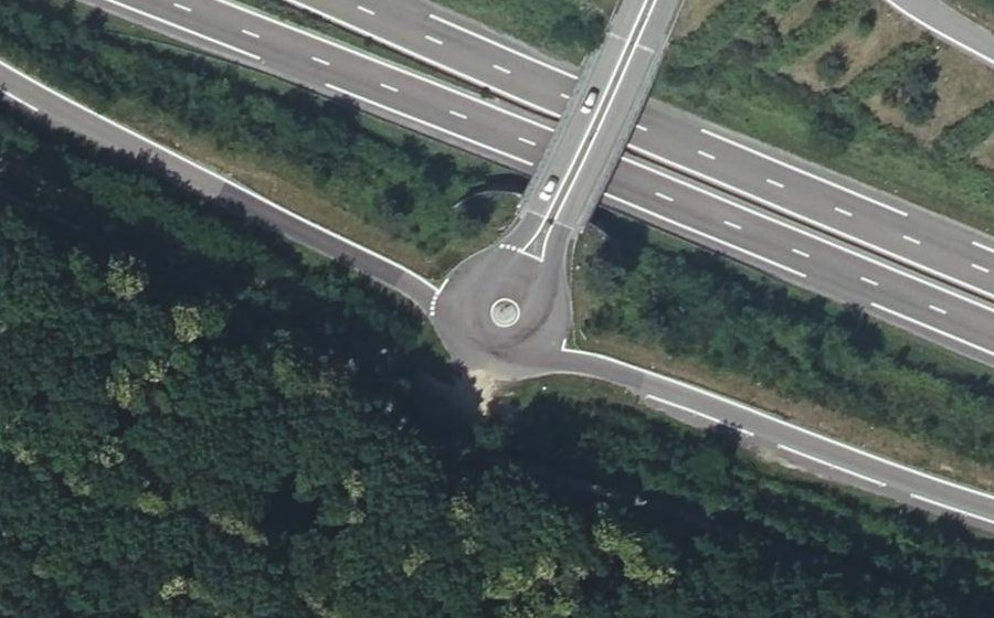 Vue aérienne du Rond-point anonyme n°44700652