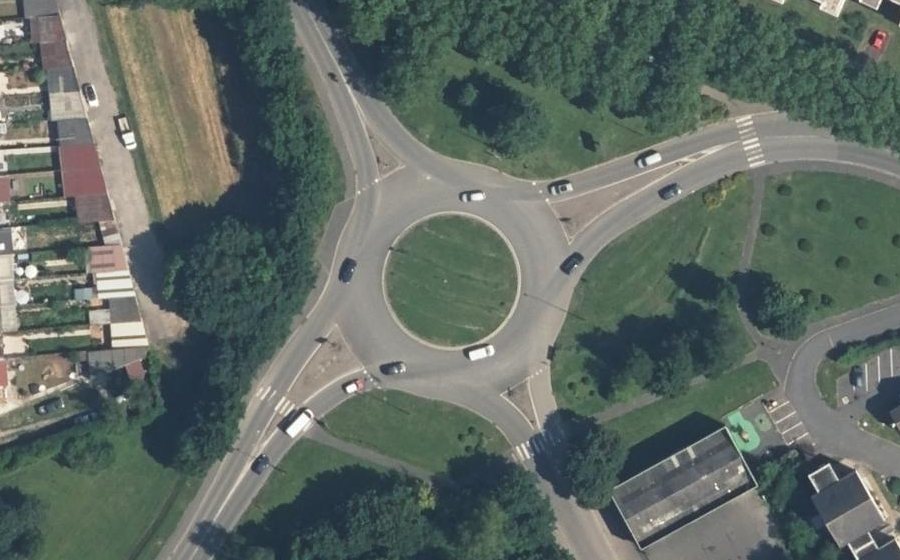 Vue aérienne du Rond-point anonyme n°44701656