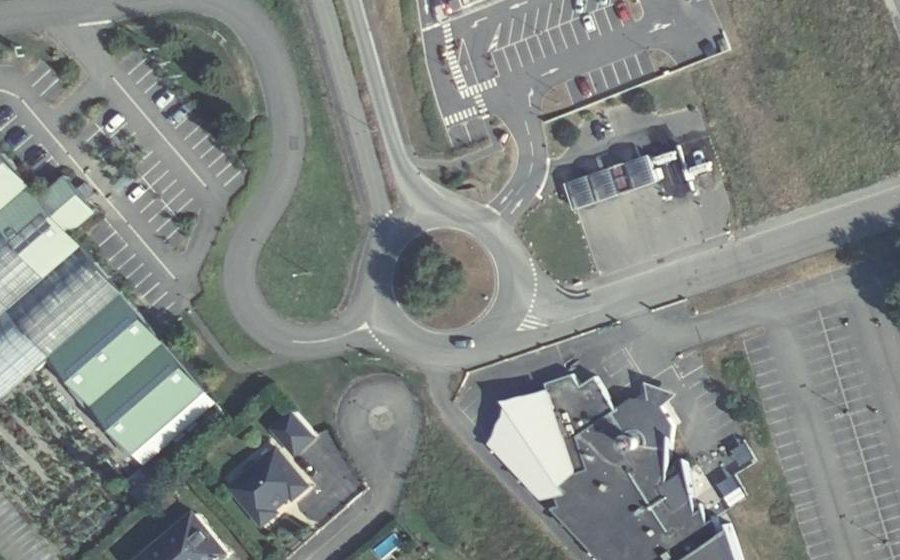 Vue aérienne du Rond-point anonyme n°447083687