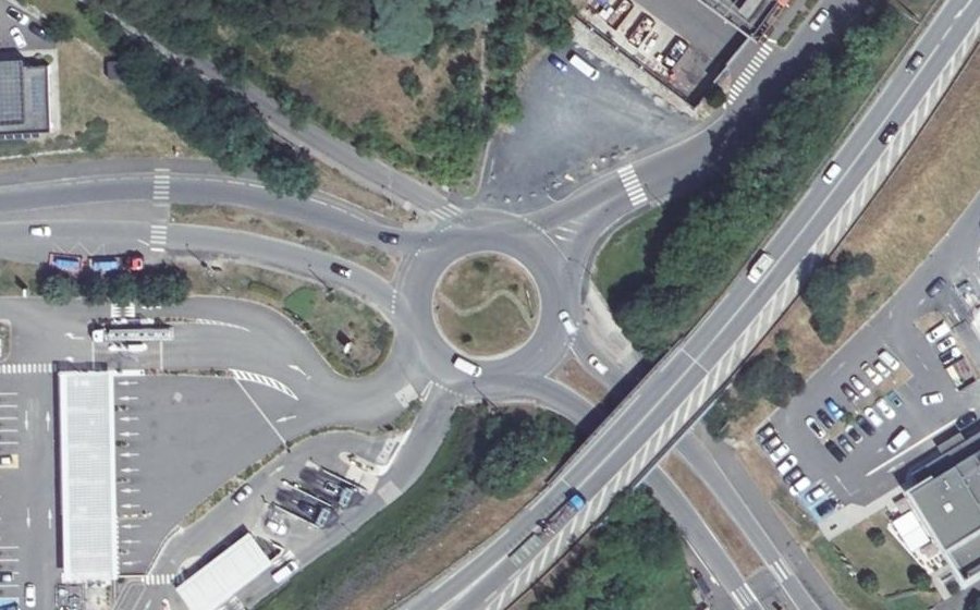 Vue aérienne du Rond-point anonyme n°44735013