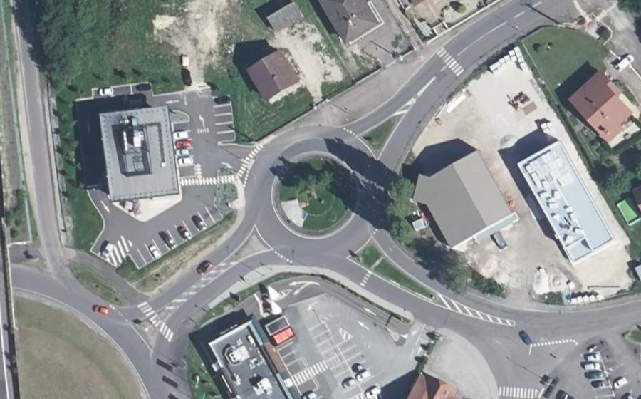 Vue aérienne du Rond-point anonyme n°44740129