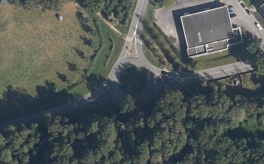 Vue aérienne du Rond-point anonyme n°447403092