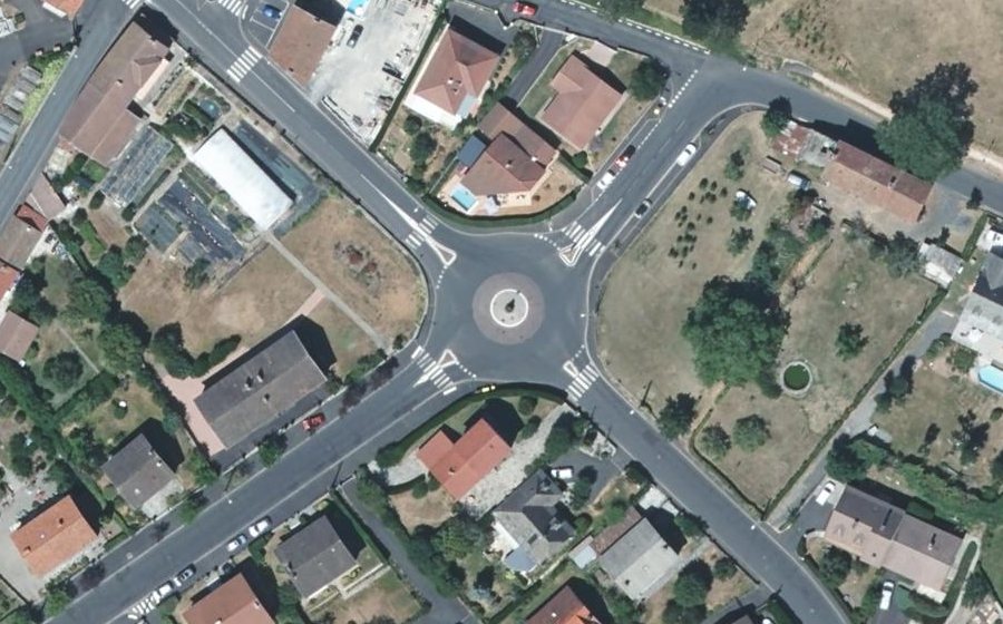 Vue aérienne du Rond-point anonyme n°44755112