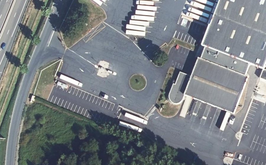 Vue aérienne du Rond-point anonyme n°447708486