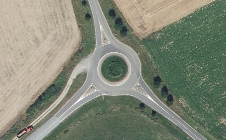 Vue aérienne du Rond-point anonyme n°447886940