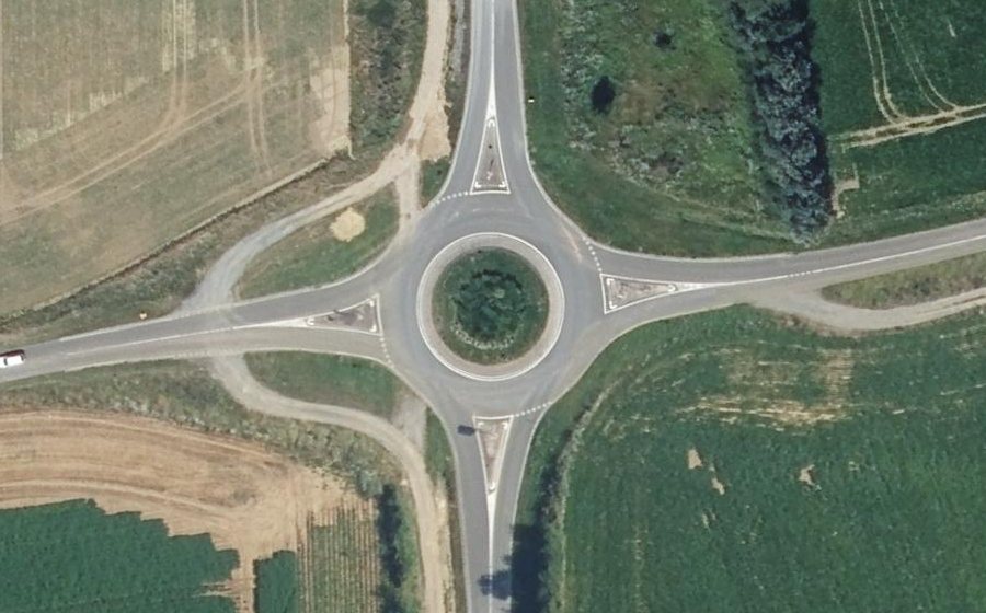 Vue aérienne du Rond-point anonyme n°447886941
