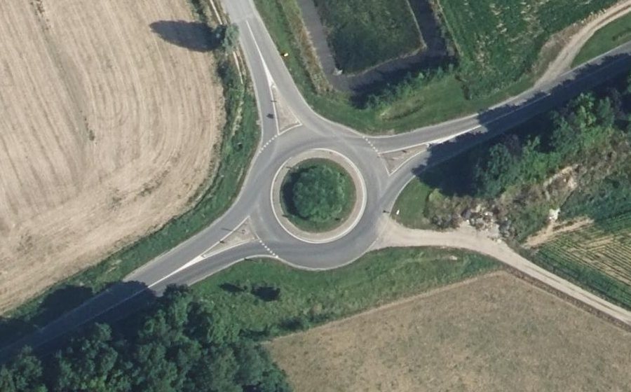 Vue aérienne du Rond-point anonyme n°447886942