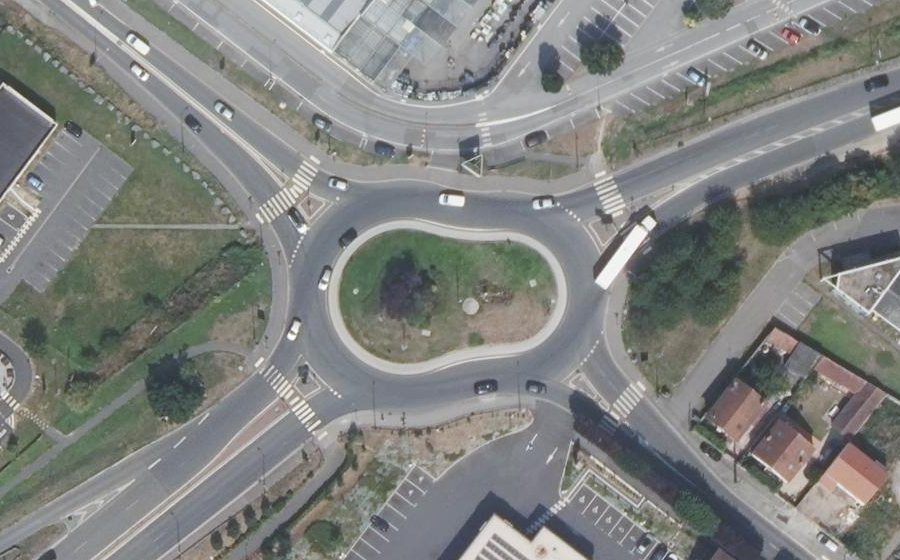 Vue aérienne du Rond-point anonyme n°44795247