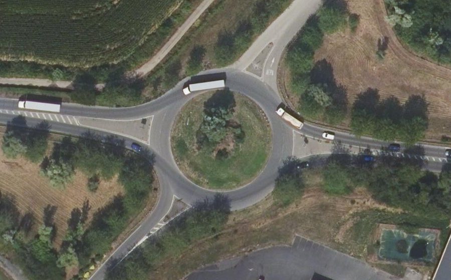 Vue aérienne du Rond-point anonyme n°44795250