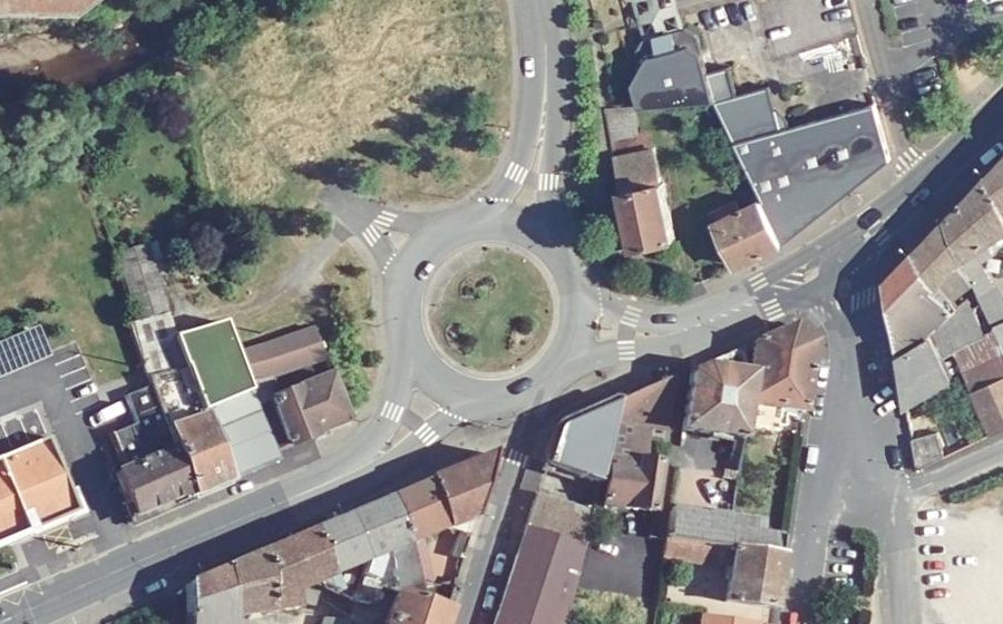 Vue aérienne du Rond-point anonyme n°44795825