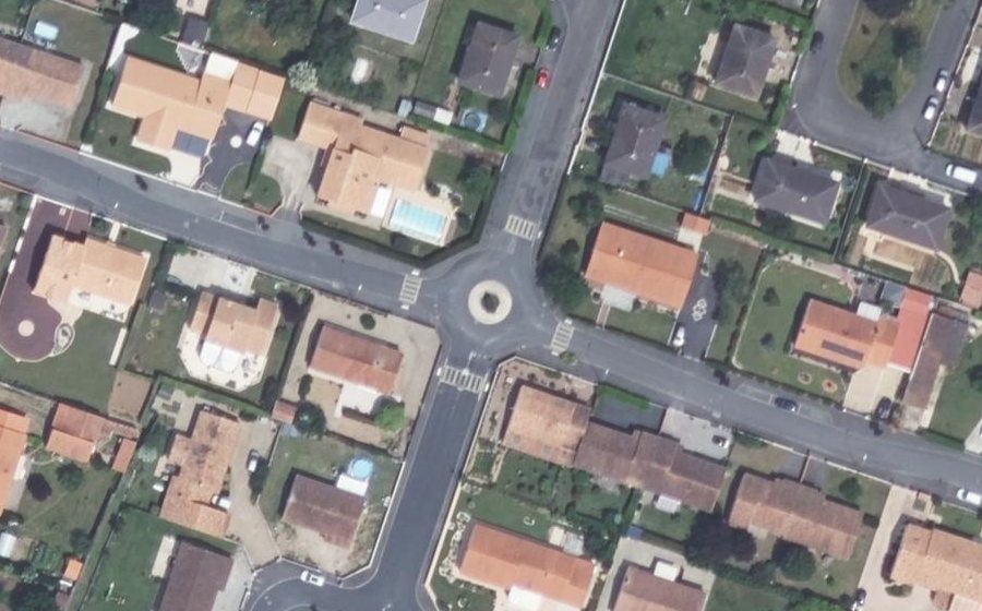 Vue aérienne du Rond-point anonyme n°448024578