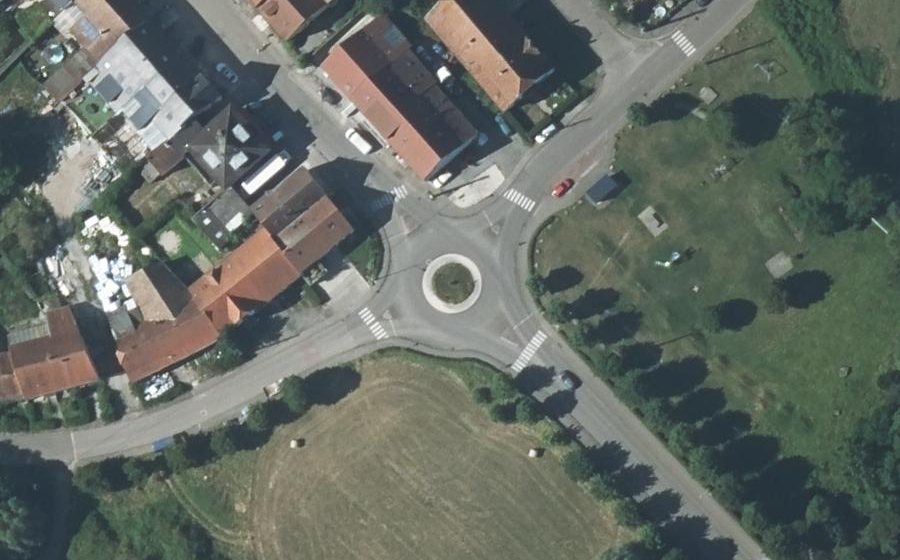 Vue aérienne du Rond-point anonyme n°448029523