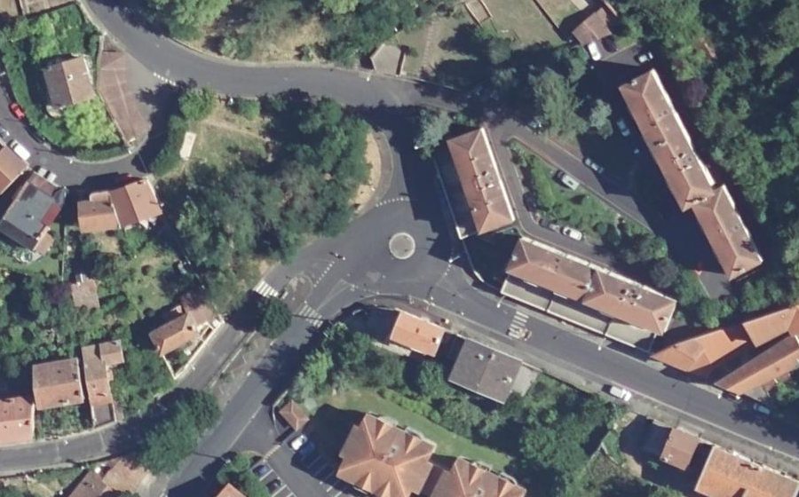 Vue aérienne du Rond-point anonyme n°44807387