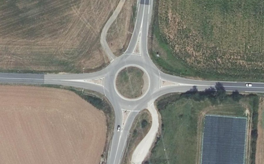 Vue aérienne du Rond-point anonyme n°448142098