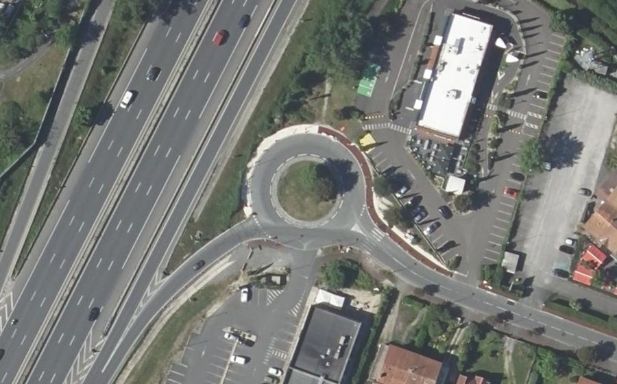 Vue aérienne du Rond-point anonyme n°448157557