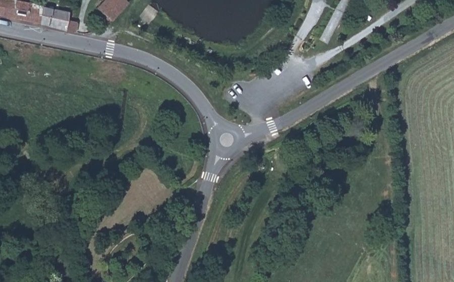 Vue aérienne du Rond-point anonyme n°448163089
