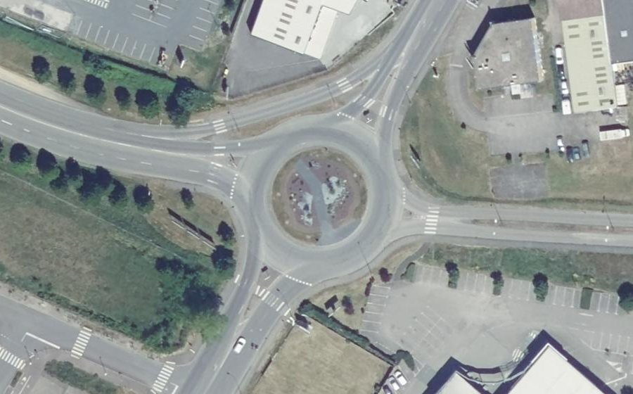 Vue aérienne du Rond-point anonyme n°448177095