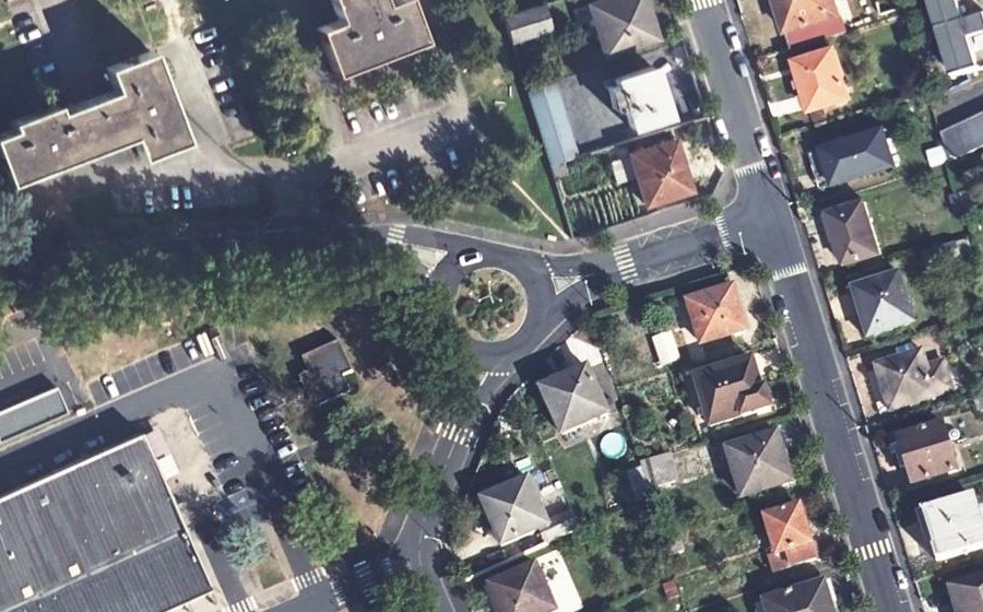 Vue aérienne du Rond-point anonyme n°448218581