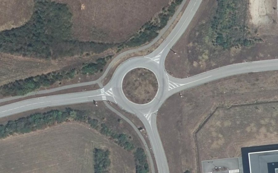 Vue aérienne du Rond-point anonyme n°448313408