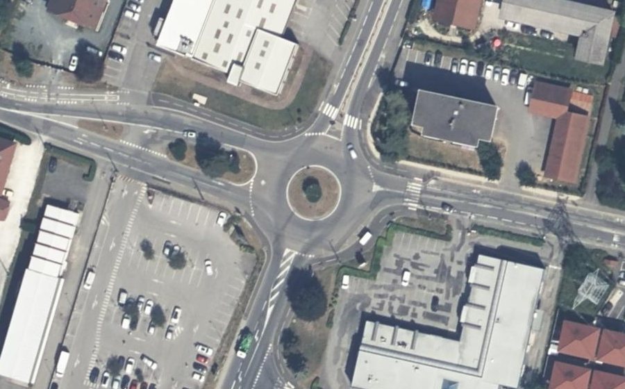 Vue aérienne du Rond-point anonyme n°44834436