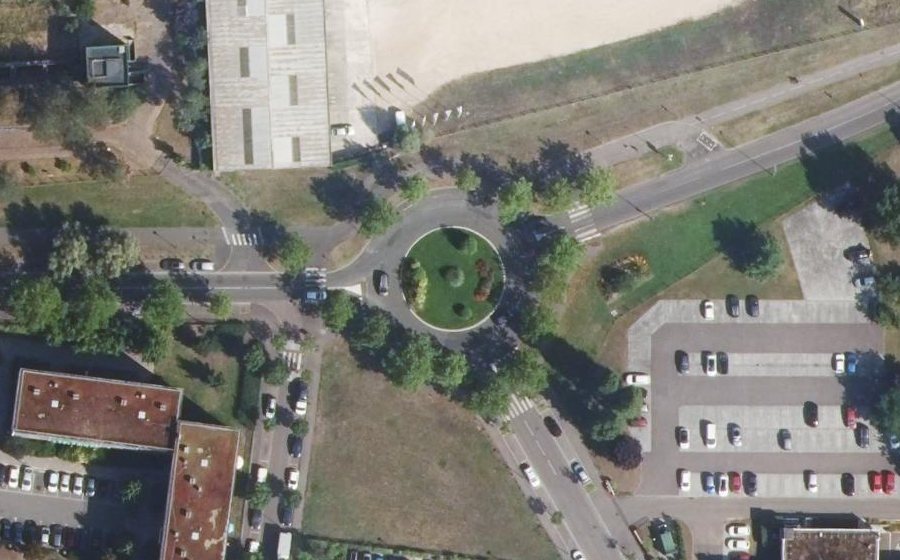 Vue aérienne du Rond-point anonyme n°44834932