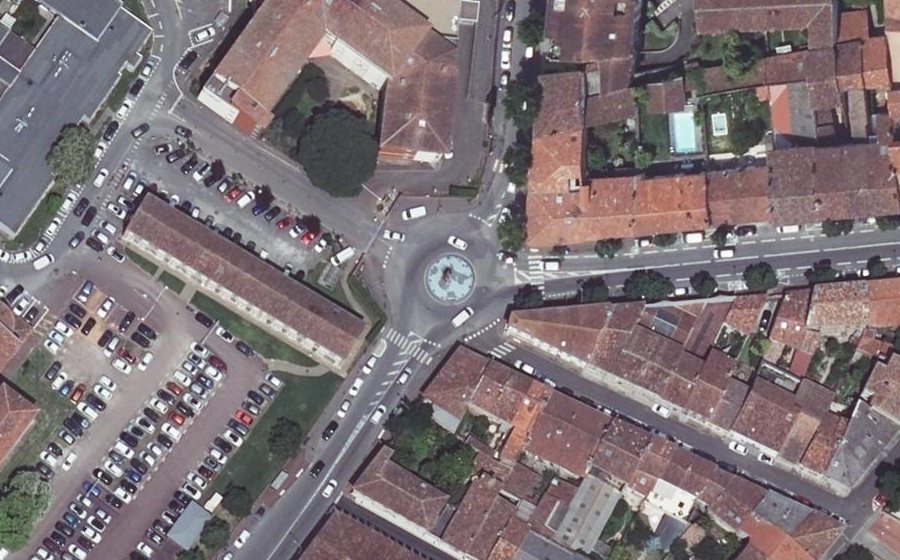 Vue aérienne du Rond-point anonyme n°44839168