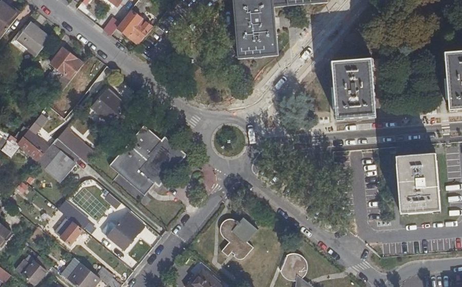 Vue aérienne du Rond-point anonyme n°44842394
