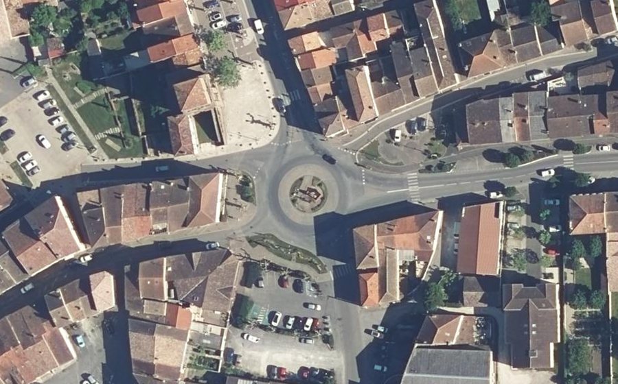 Vue aérienne du Rond-point anonyme n°448465871