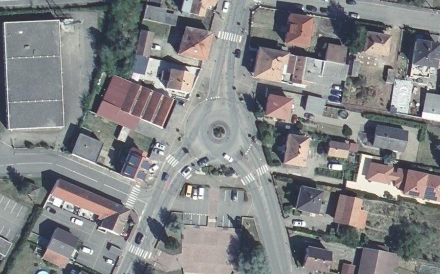 Vue aérienne du Rond-point anonyme n°44855259