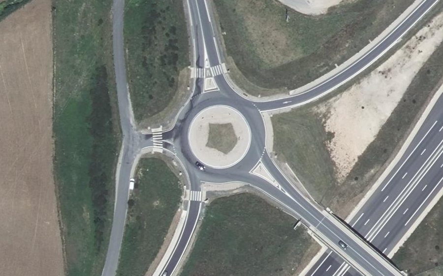 Vue aérienne du Rond-point anonyme n°448611229