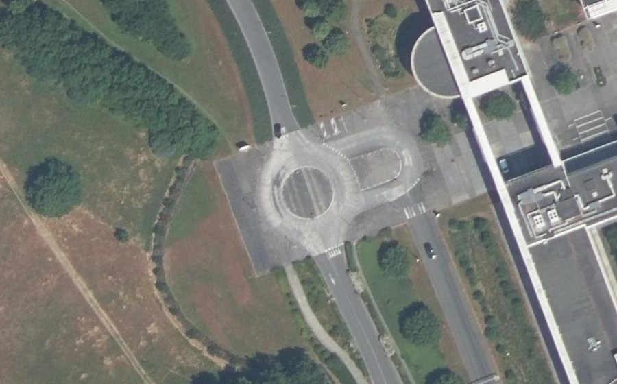 Vue aérienne du Rond-point anonyme n°448810290
