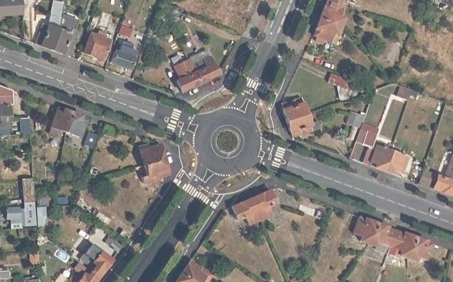 Vue aérienne du Rond-point anonyme n°448815141