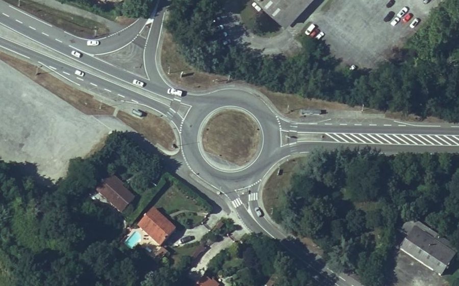Vue aérienne du Rond-point anonyme n°448861764
