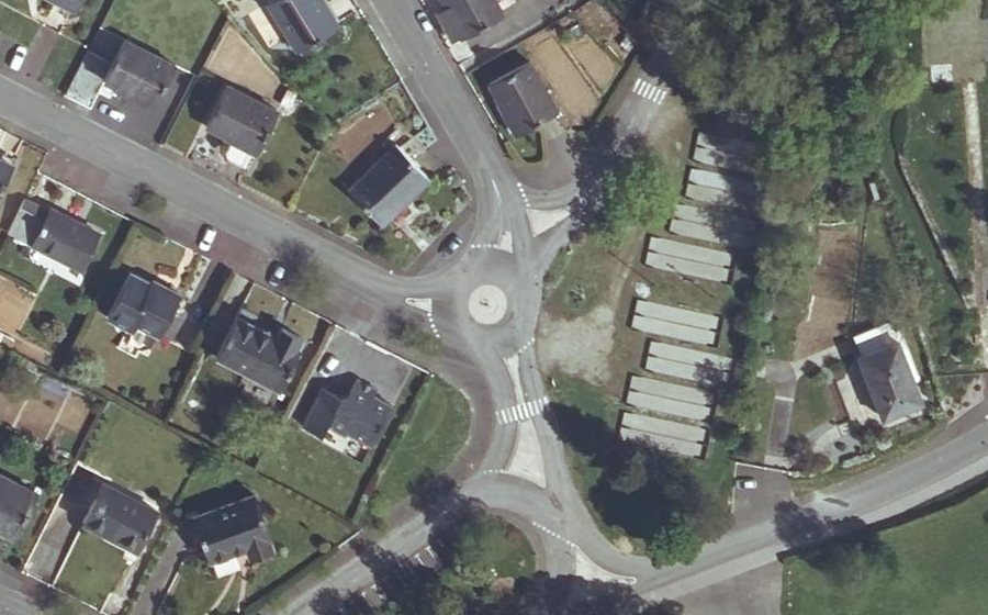 Vue aérienne du Rond-point anonyme n°448881418
