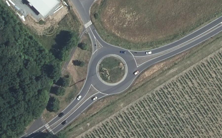 Vue aérienne du Rond-point anonyme n°44888196