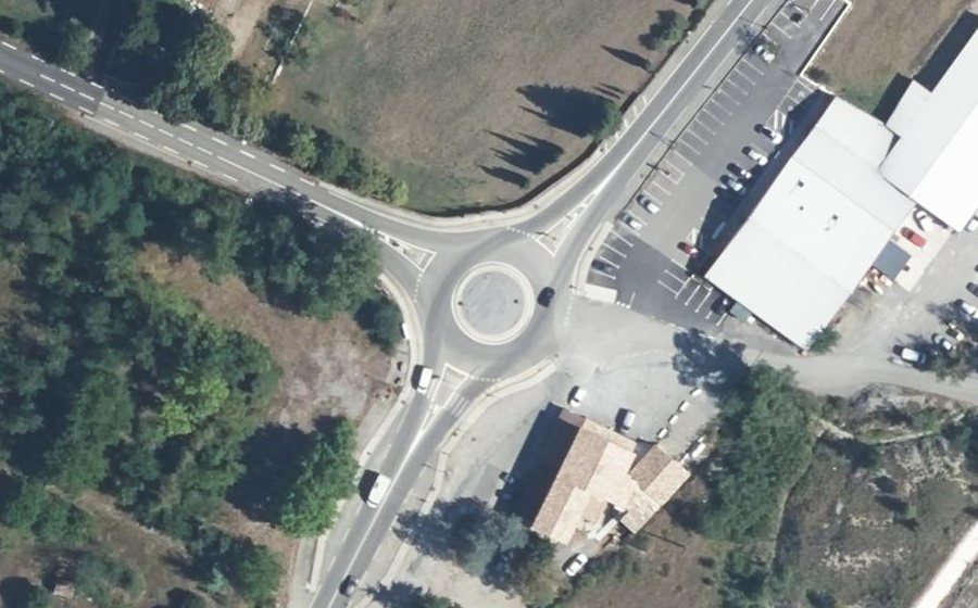 Vue aérienne du Rond-point anonyme n°448970268