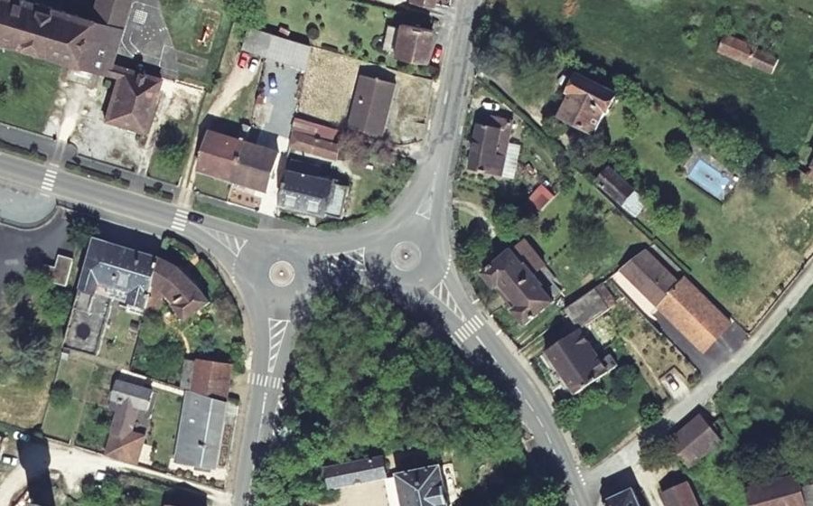 Vue aérienne du Rond-point anonyme n°449041658