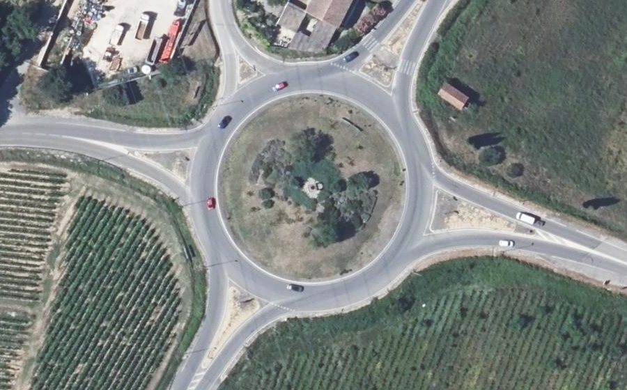 Vue aérienne du Rond-point anonyme n°44905442