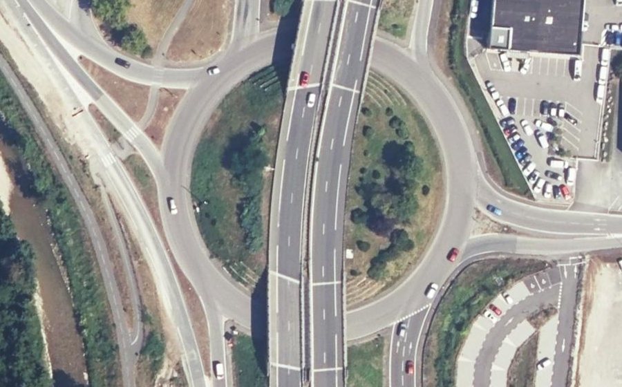 Vue aérienne du Rond-point anonyme n°449069227