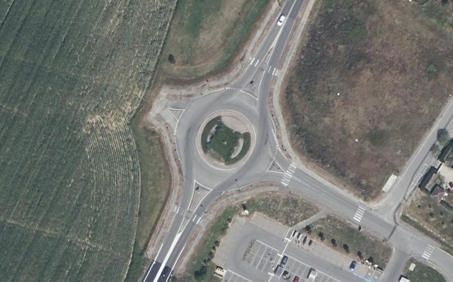 Vue aérienne du Rond-point anonyme n°449072128
