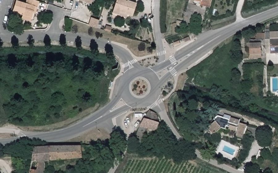 Vue aérienne du Rond-point anonyme n°449211356