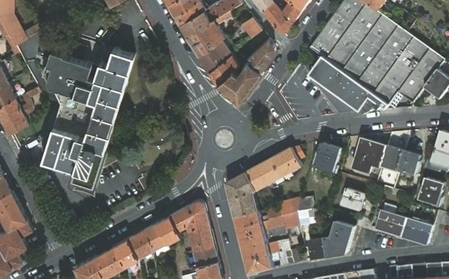 Vue aérienne du Rond-point anonyme n°449284333