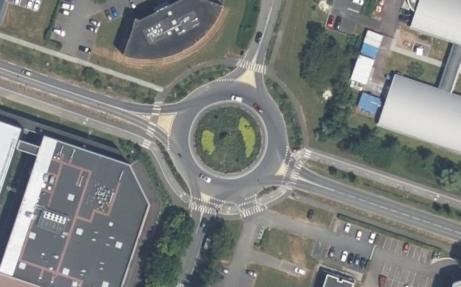Vue aérienne du Rond-point anonyme n°449345306