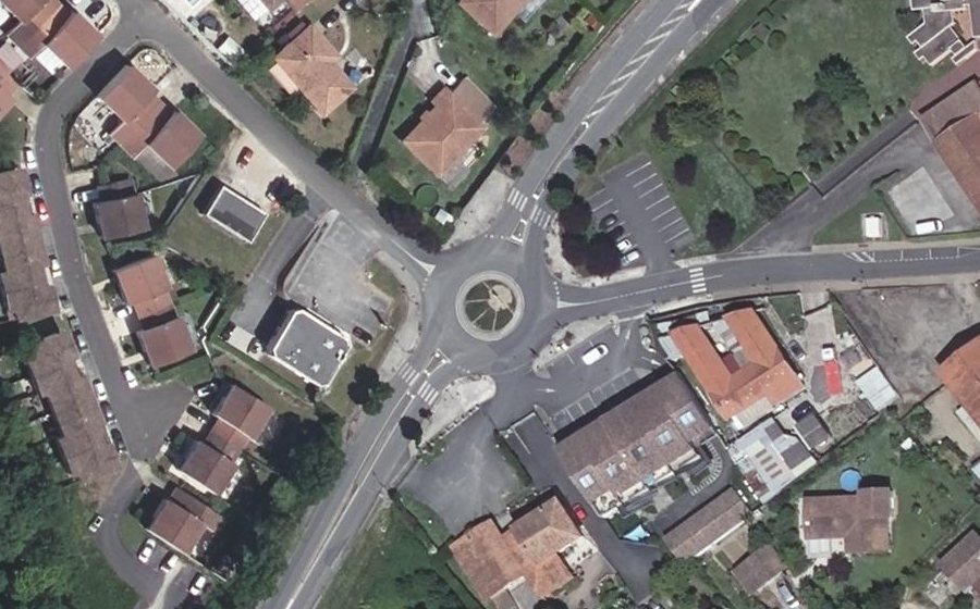 Vue aérienne du Rond-point anonyme n°44934808