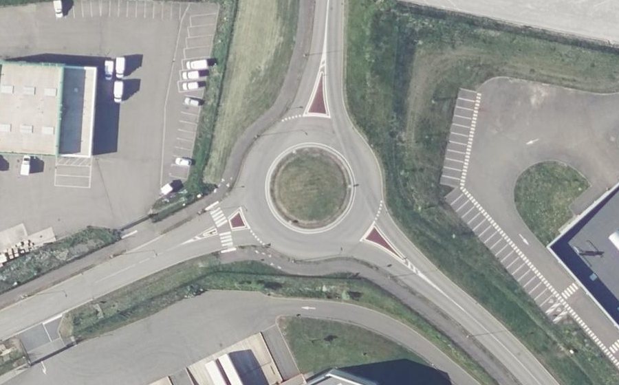 Vue aérienne du Rond-point anonyme n°449352097