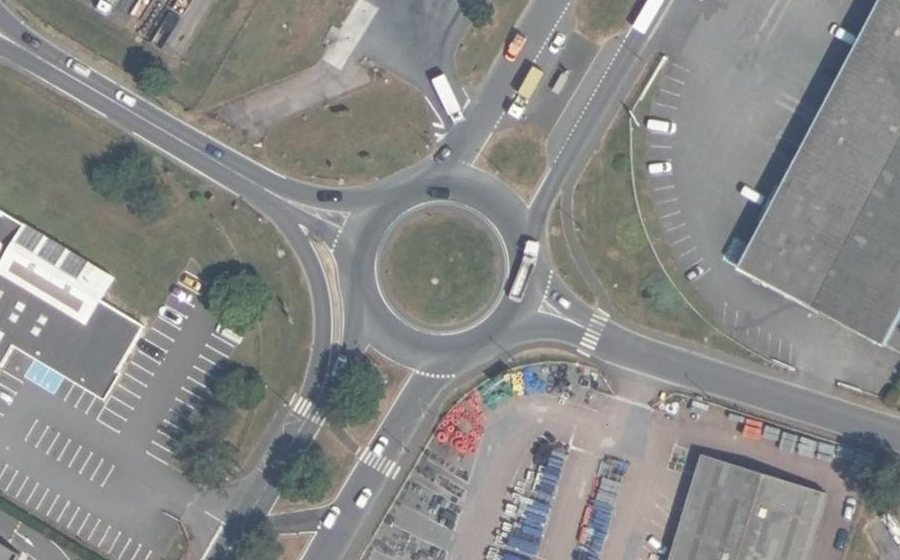 Vue aérienne du Rond-point anonyme n°449366239