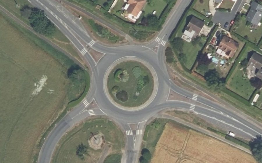 Vue aérienne du Rond-point anonyme n°449369429