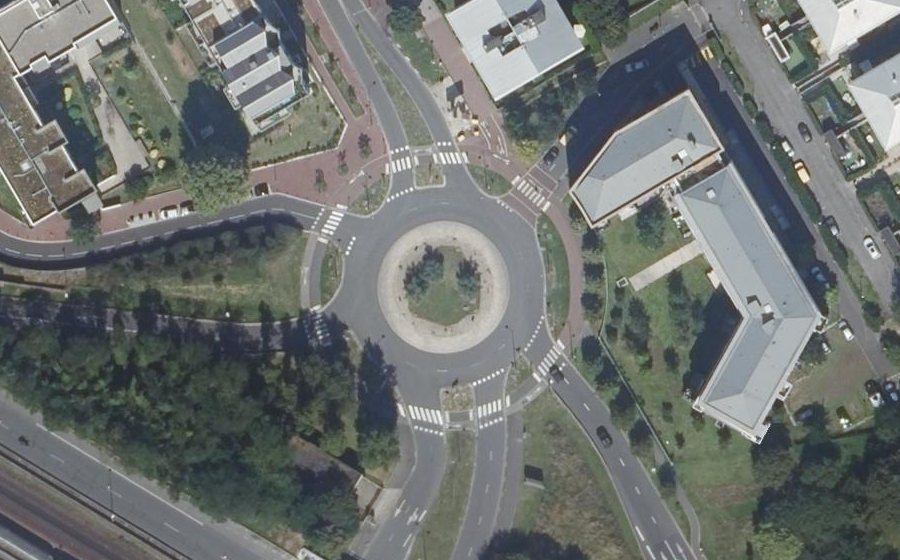 Vue aérienne du Rond-point anonyme n°449603318
