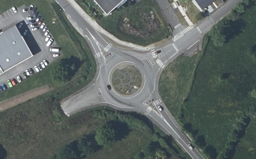 Vue aérienne du Rond-point anonyme n°449850487