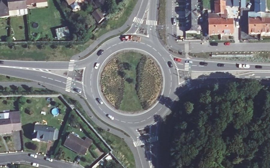 Vue aérienne du Rond-point anonyme n°449852337
